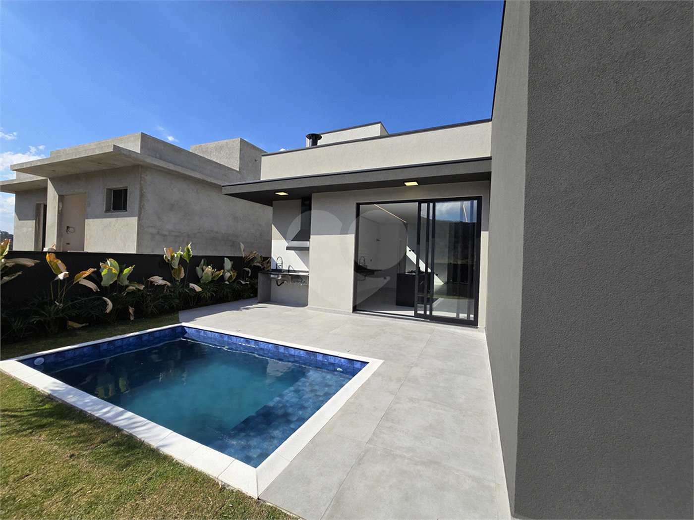 Maravilhosa Casa térrea em condomínio fechado no Portal Lamis, com 3 suítes, piscina privativa e persianas elétricas em excelente condomínio com salão de festas, piscina, quadras de tênis, beach tênis e campo de futebol. Vista cinematográfica da Pedra Grande.