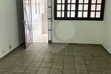 São Paulo - Capital - Bairro Santa Cruz - R4 495.000,00 - Aceita permuta por imóvel na cidade de Indaiatuba- Sp - Sobrado em rua residencial sem saída e com praça particular. O imóvel possui 2 quartos — 1 suíte com dois ambientes e acesso a hall externo. Sala ampla, cozinha com dois ambientes