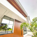 Casa Térrea – Condomínio Maria Cândida - 300 m² de terreno - 212 m² de área construída - 4 vagas de garagem, sendo 2 cobertas - Sala de jantar e estar integradas, com pé-direito duplo e cortina - 3 suítes com ar-condicionado, sendo 1 master com closet – planejado – Roupeiro – Escritório - Cozinha