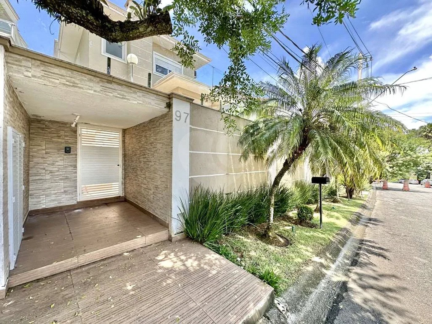 Casa em condomínio Impecável, 4 dorms / 2 suítes, varanda gourmet, piscina, 3 lareiras