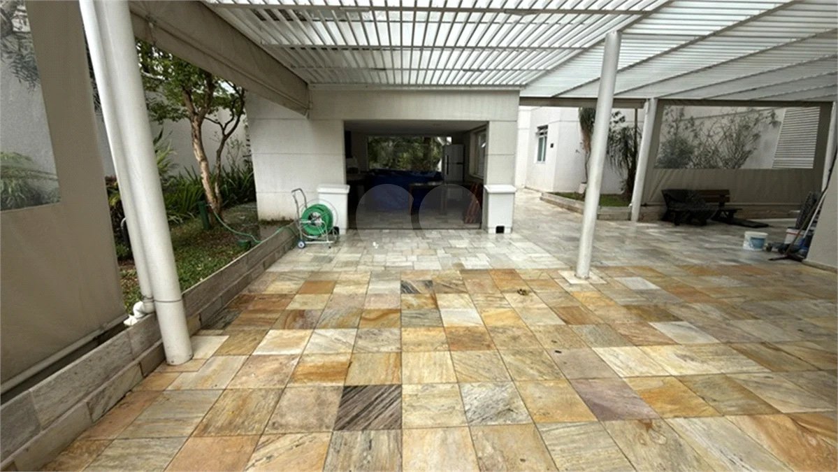 Apartamento de 155 m² com 4 dormitórios, varanda e 2 vagas de garagem. Condomínio com piscinas adulto, infantil e aquecida, lazer e portaria 24 horas.