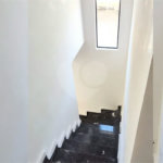Sobrado Novíssimo à Venda – 3 Dormitórios, Suíte, Quintal e 6 Vagas – 132m² de Terreno