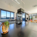 Indaiatuba - Quintas da Terracota - 1252 m² de terreno - casa térrea com 514 m² de área construída -3 vagas de garagem cobertas e 3 descobertas Lavabo - Sala de estar e jantar amplas e integradas - Escritório privativo - Cozinha toda equipada com geladeira, forno, micro-ondas, lava-louças,