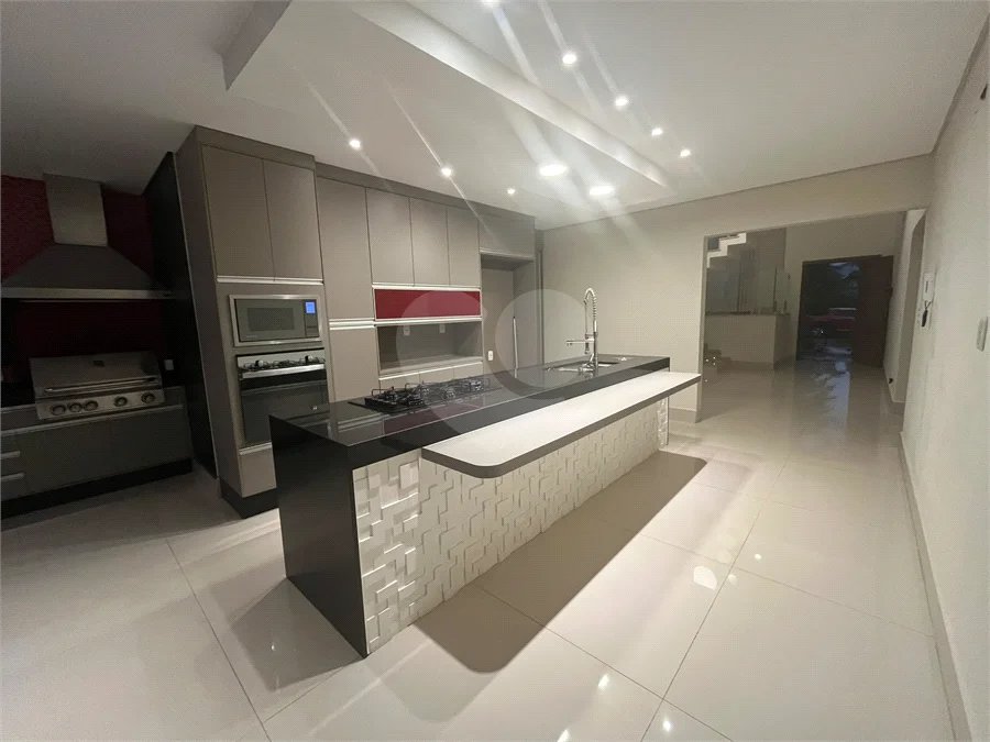 Casa de Alto Padrão à Venda – Condomínio Terra Magna | Indaiatuba/SP - Sofisticação, conforto e funcionalidade. Este magnífico sobrado possui 300 m² de área construída em um terreno de 420 m², com ambientes amplos, integrados e acabamentos de alto padrão. Destaques do imóvel - 4 dormitórios, sendo 3