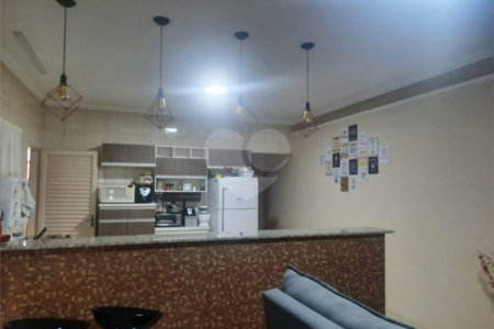 Ótima Oportunidade: Casa com Área de Lazer e Garagem para Dois Carros