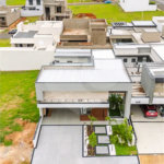 Casa Térrea – Condomínio Maria Cândida - 300 m² de terreno - 212 m² de área construída - 4 vagas de garagem, sendo 2 cobertas - Sala de jantar e estar integradas, com pé-direito duplo e cortina - 3 suítes com ar-condicionado, sendo 1 master com closet – planejado – Roupeiro – Escritório - Cozinha