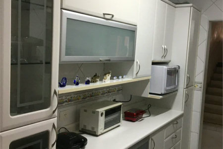 Sobrado com 4 dormitórios, 3 suítes e 4 vagas de garagem