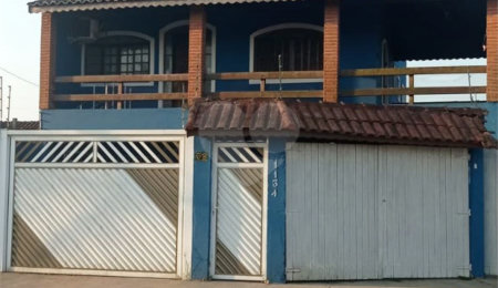 Casa à venda com 4 quartos, sendo 2 suítes, no Centro, Peruíbe, SP
