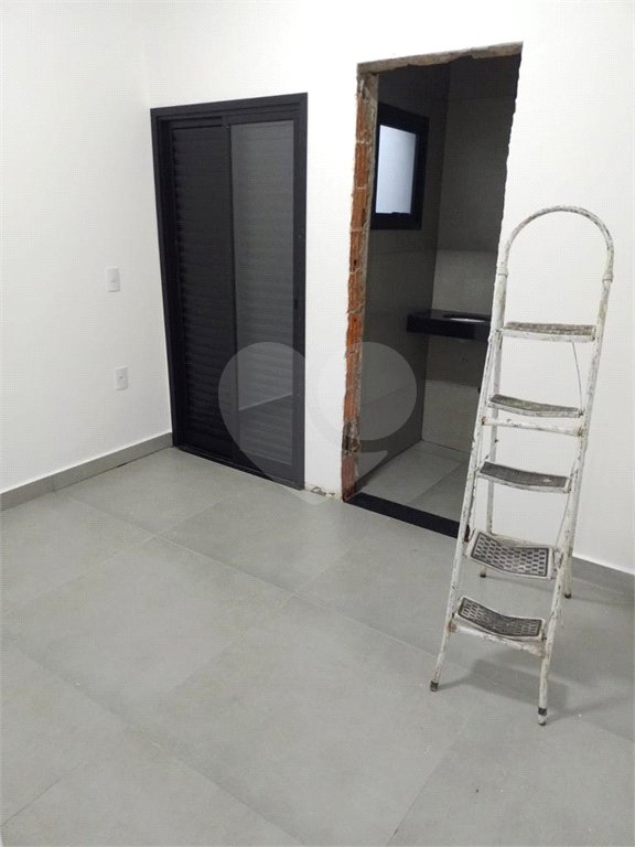Casa térrea a venda no Jd Sabias! 2 dormitórios sendo 1 suíte com 1 vaga de garagem - Forro de drywall - Água fria e quente - Porcelanato 80x80 na casa toda - Esquadrias pretas - Marmoraria toda em pedra preto negresco - Portão automático -Jardim dos Sabiás tem rápido acesso para rodovia