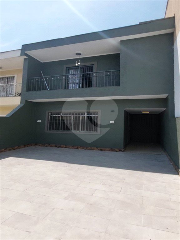Casa Sobrado à venda de 4 dormitórios sendo 1 suíte e 2 vagas na Saúde
