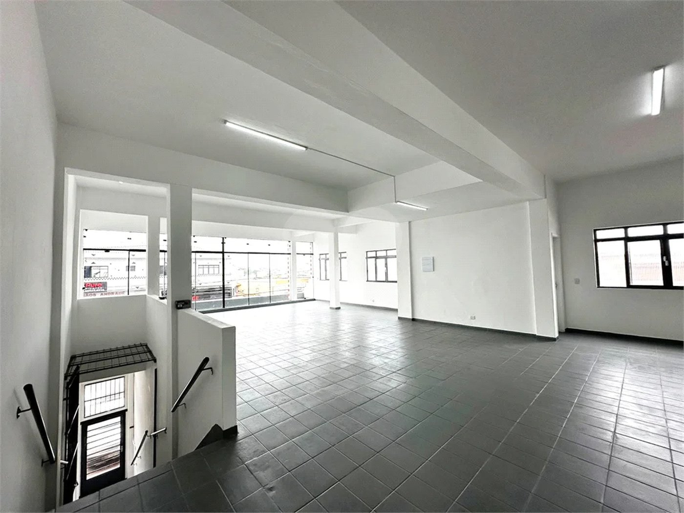 Galpão com 250m² , 4 vagas , para locação em Itaquera.