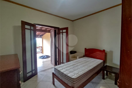 Sobrado espaçoso com 3 quartos,no Parque Fehr á Venda!