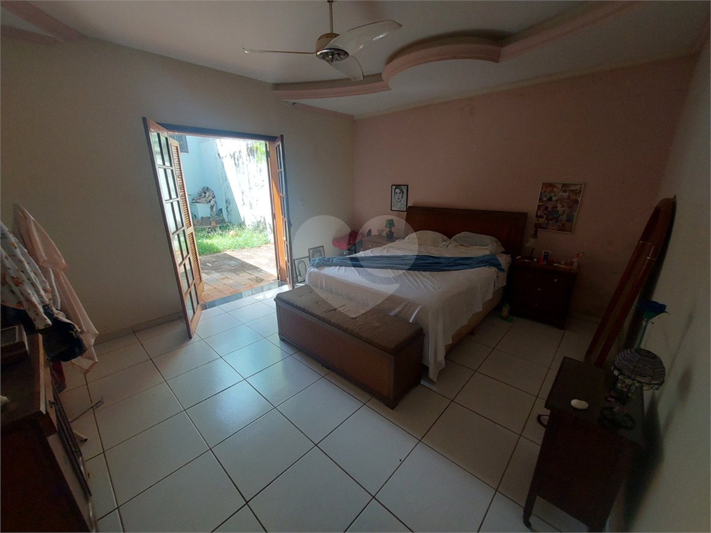 Casa térrea com piscina no Residencial Samambaia.