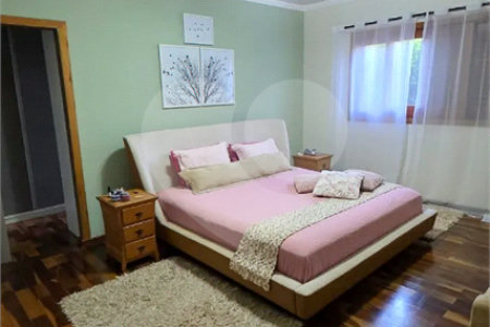 Refúgio de Alto Padrão em Condomínio Fechado: Natureza, Charme e 5.500m² de Terreno