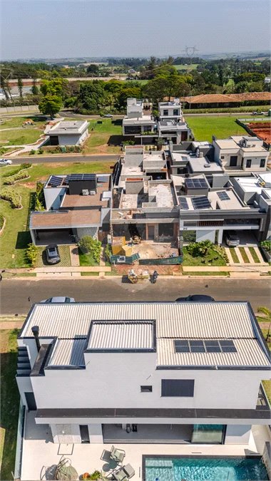 Indaiatuba - Condominio Villa Sapezal - 318 m² de Terreno - 230 m² de Área Construída - 3 suítes, sendo 1 Master com closet planejado - Sala de TV - Sala de estar integrada à Sala de jantar - Cozinha com móveis planejados - Despensa - Escritório planejado - Lavabo - Piscina com preparação para aquec
