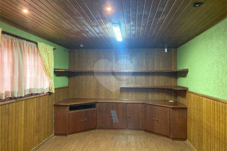 Casa Térrea com Acabamento em Tijolo Aparente e Quintal Amplo - Próximo ao Shopping Iguatemi