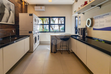 Itaim ! Studio ,muito bem localizado ! vaga de garagem !