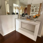 Apartamento de 130 m² com três dormitórios, sendo uma suíte, com armários embutidos, dependências de empregado e lavabo