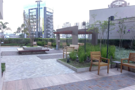 Espaço, conforto e uma localização privilegiada fazem deste apartamento mobiliado no Baeta Neves, em São Bernardo do Campo, uma excelente opção para seu novo lar. Com 118 m², três dormitórios e quatro banheiros, o imóvel oferece ambientes amplos para acomodar a família e receber amigos com comodidad