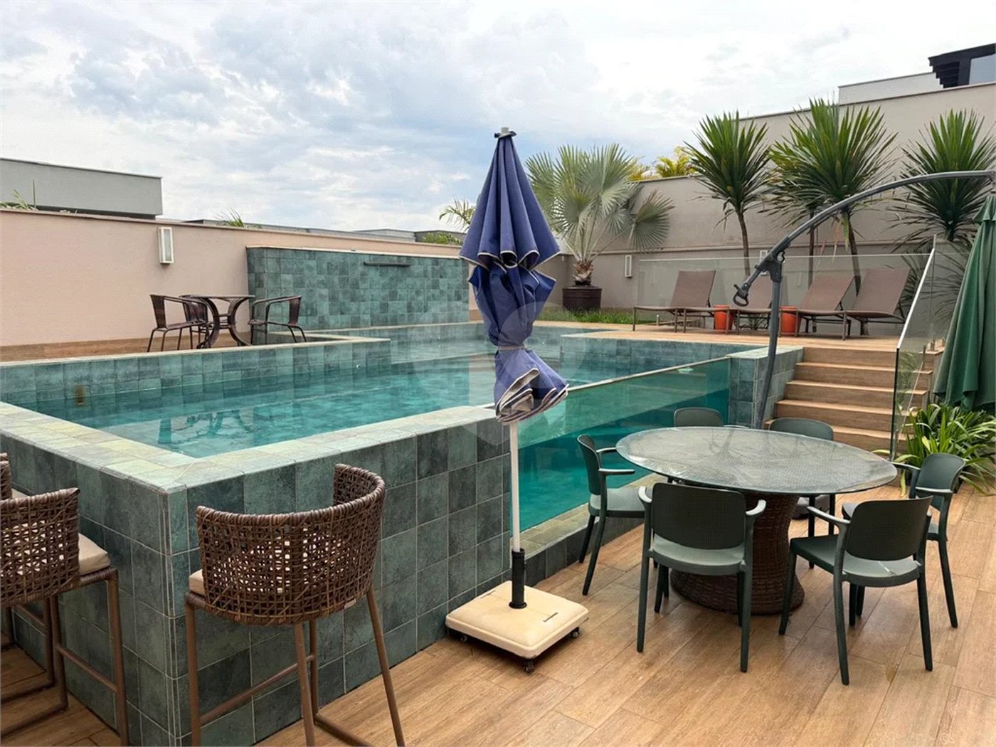 Casa de alto padrão em condomínio exclusivo com 4 suítes