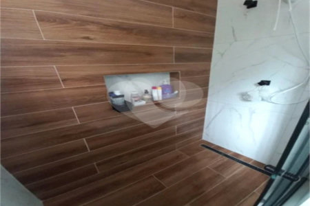 Casa de 85m2 com 3 dormitórios e 2 vagas de garagem localizado no Bosque da Saúde