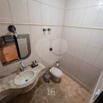 Indaiatuba- Vale das Laranjeiras - Vista dos fundos para o lago - Casa assobradada - 3 pisos, 4 quartos, 2 suítes, uma com hidro ,escritório, sala 3 ambientes, lareira, lavabo,cozinha ampla, despensa, lavanderia, churrasqueira, forno pizza, 6 wcs, piscina, jardim despensa, garagem, segurança