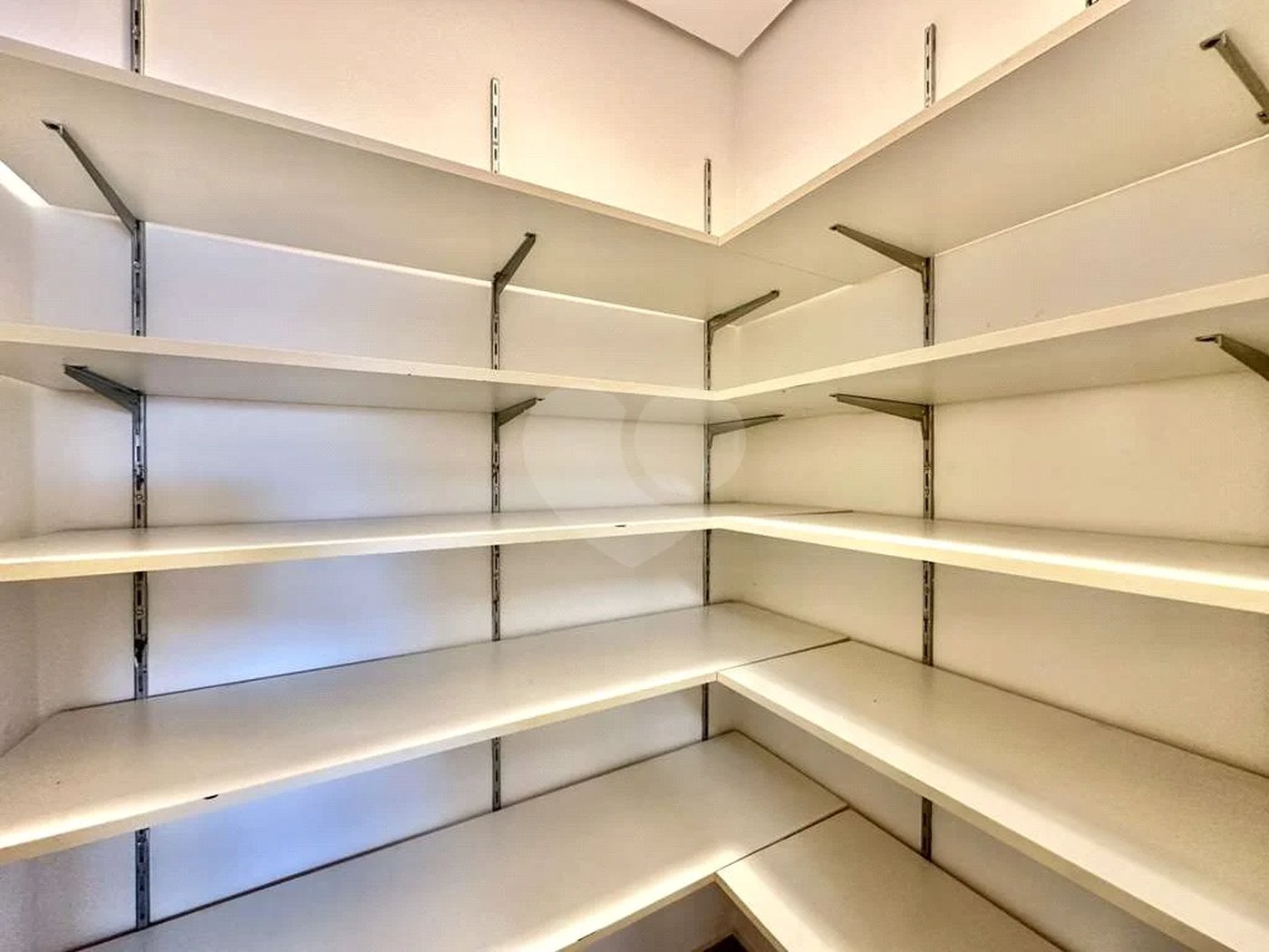 Casa em condomínio Impecável, 4 dorms / 2 suítes, varanda gourmet, piscina, 3 lareiras