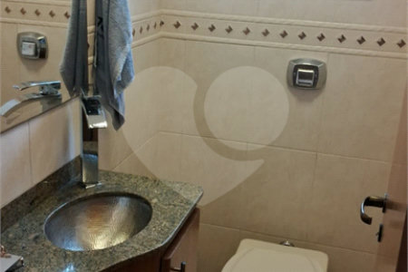 Apartamento a venda na Aclimação com 4 dormitórios e 2 vagas.