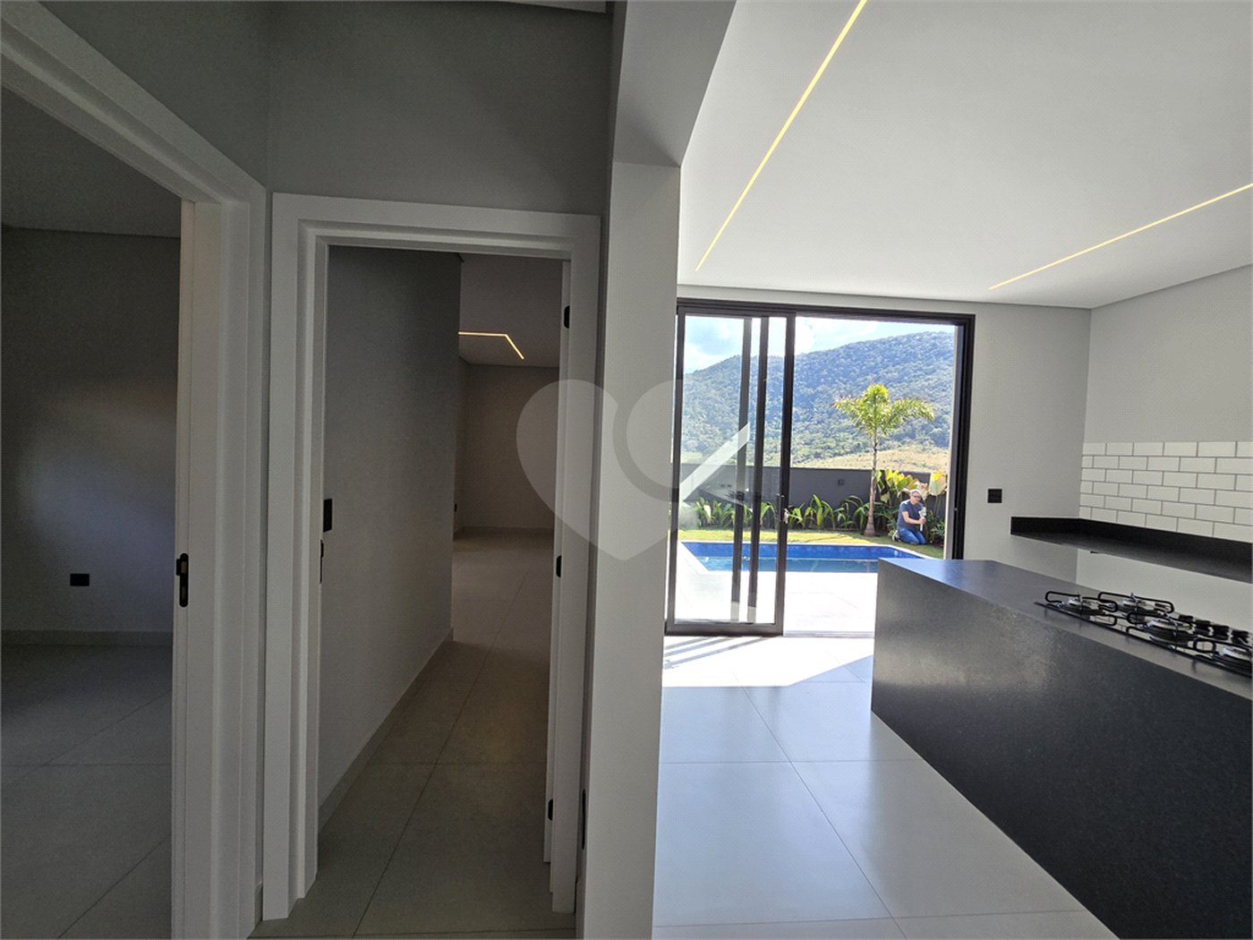 Maravilhosa Casa térrea em condomínio fechado no Portal Lamis, com 3 suítes, piscina privativa e persianas elétricas em excelente condomínio com salão de festas, piscina, quadras de tênis, beach tênis e campo de futebol. Vista cinematográfica da Pedra Grande.