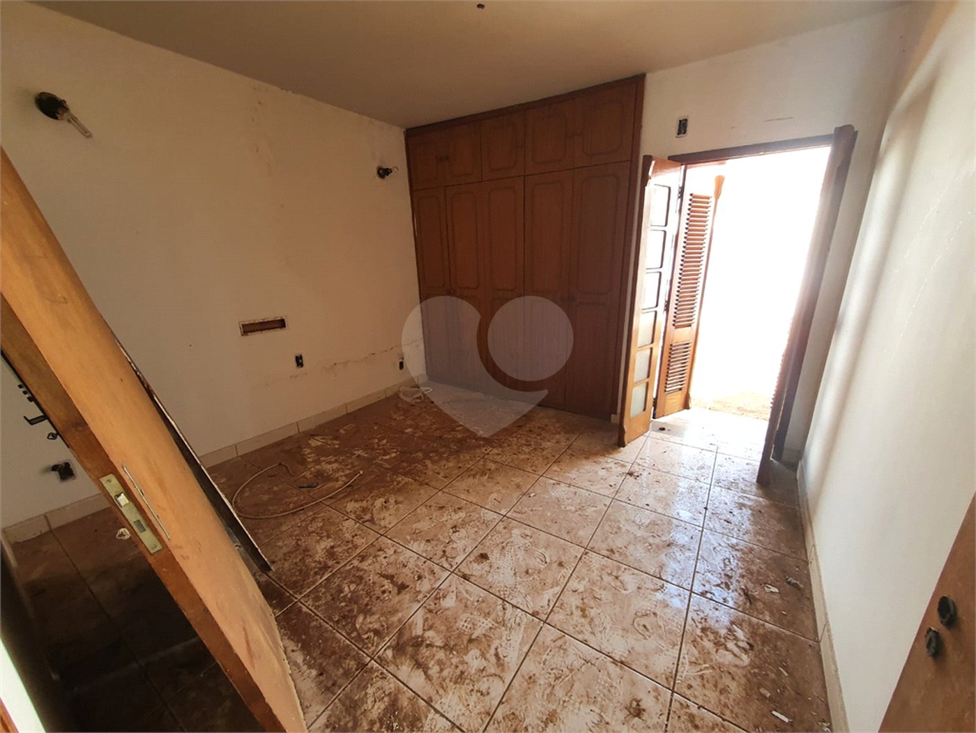 Casa térrea com 5 dormitórios, sendo 2 suítes.