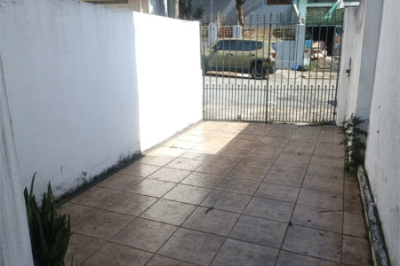 Casa de 1 dormitório com quintal e jardim na Vila Ipojuca!