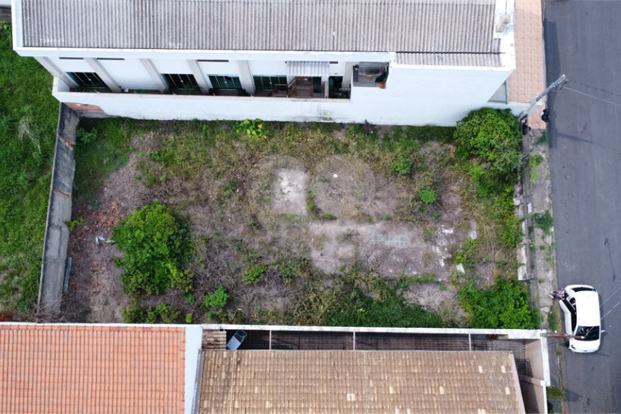 Terreno 300m² à Venda próximo ao centro á poucos metros da Avenida Champagnat