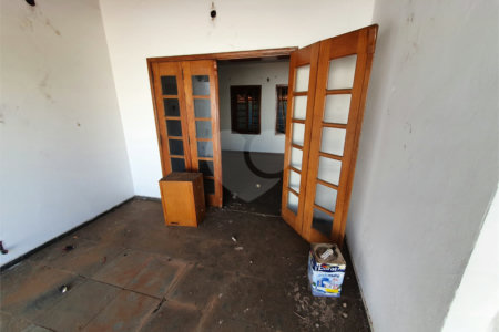 Casa térrea com 5 dormitórios, sendo 2 suítes.
