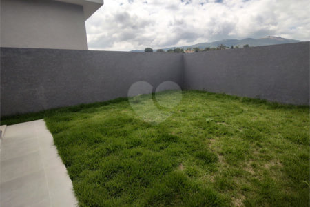 Casa térrea em Atibaia com 3 suítes, sala 2 ambientes, 2 vagas garagem, excelente localização, pronta para morar