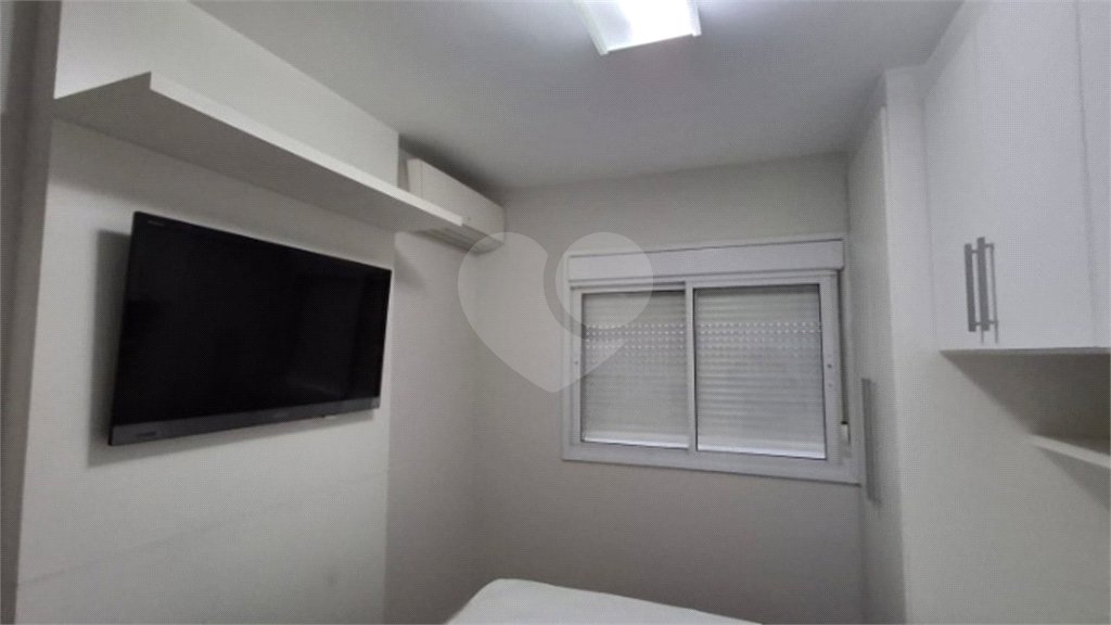 Apartamento com dois dormitórios sendo um climatizado, com duas vagas de garagem.