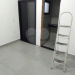 Casa térrea a venda no Jd Sabias! 2 dormitórios sendo 1 suíte com 1 vaga de garagem - Forro de drywall - Água fria e quente - Porcelanato 80x80 na casa toda - Esquadrias pretas - Marmoraria toda em pedra preto negresco - Portão automático -Jardim dos Sabiás tem rápido acesso para rodovia