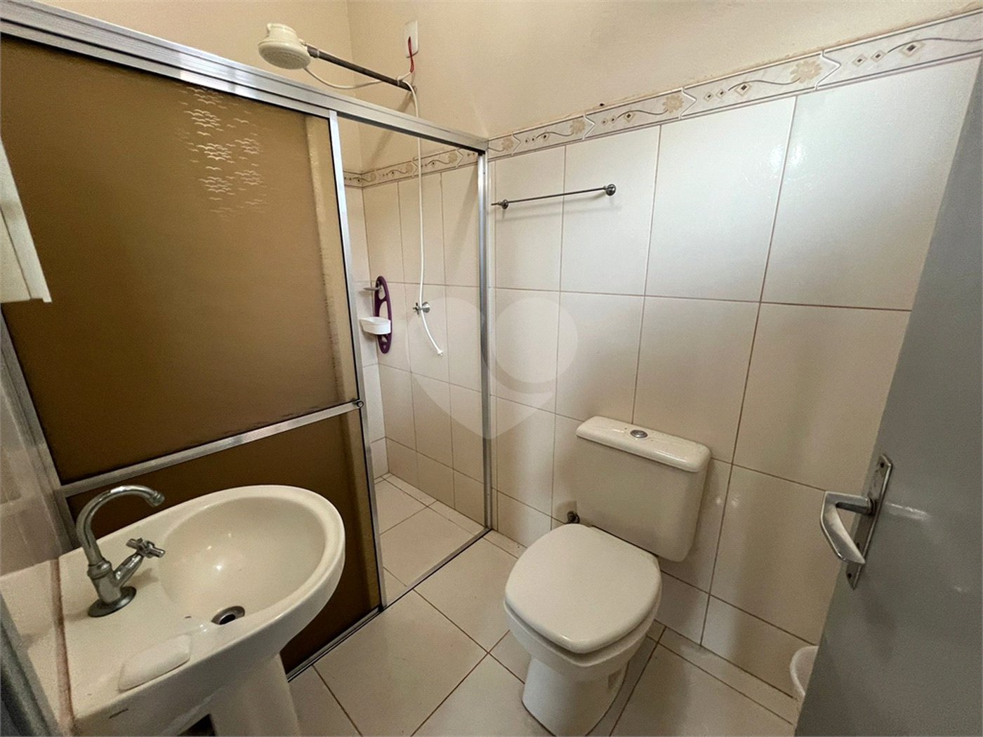Ampla casa no condomÍnio Parque Fehr, contendo: