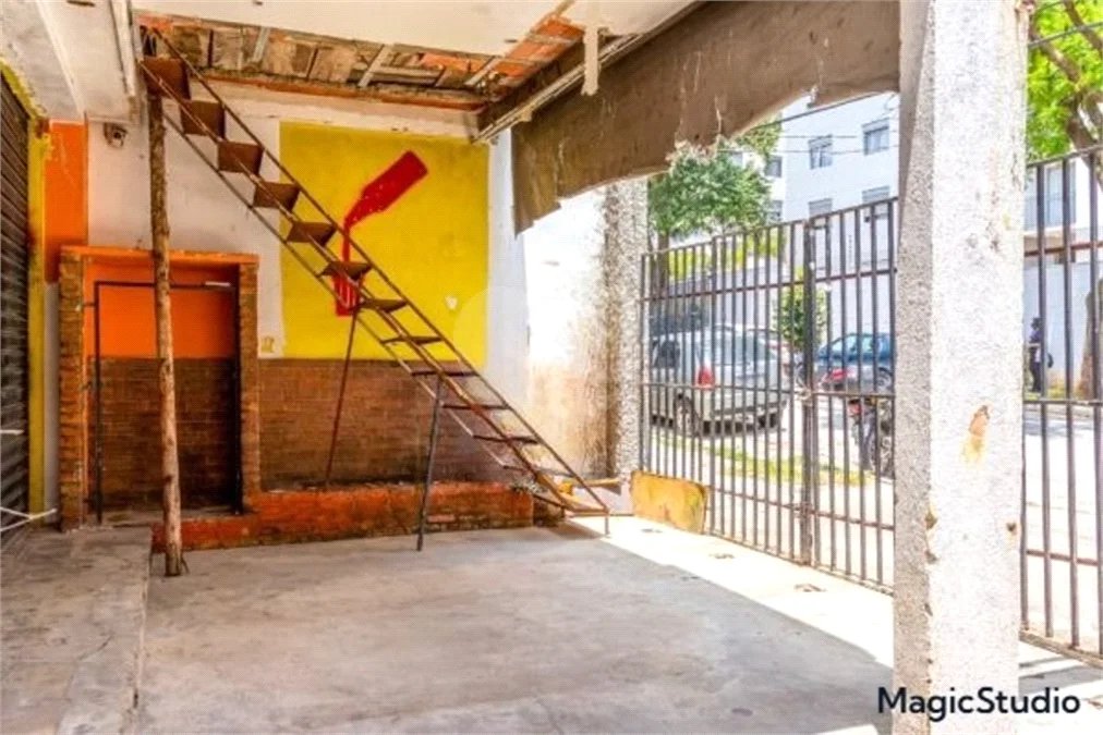 Casa em processo de reforma, com 208m², 2 dormitórios, 8 vagas, à venda no Tatuapé.