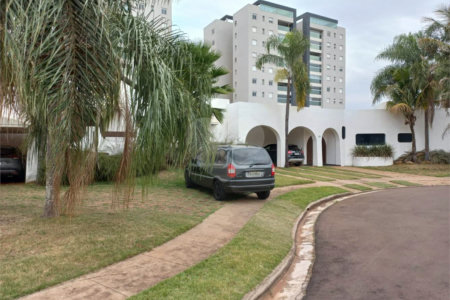 Casa térrea no Condomínio Faber I.