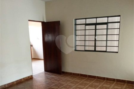 Casa térrea e espaçosa no centro da cidade por apenas R$370.000,00!!! Vamos agendar uma visita?