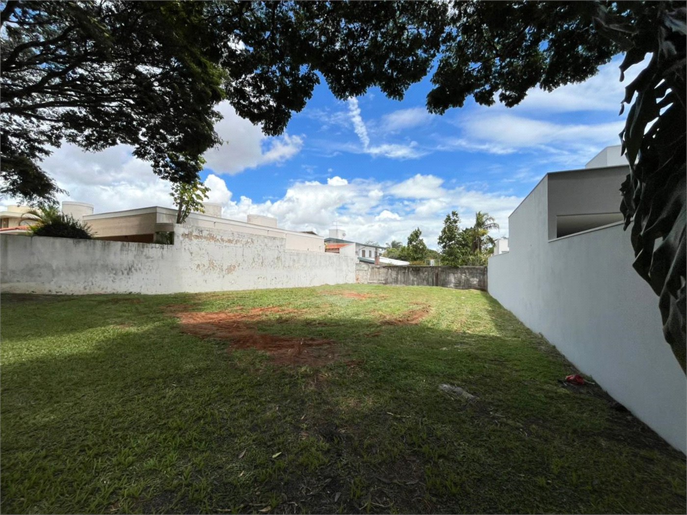 Terreno em condomínio fechado com 512 metros