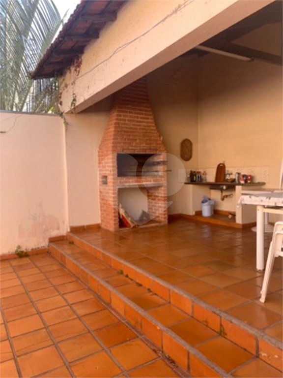 Casa térrea com 3 dormitórios, sendo 1 suíte .