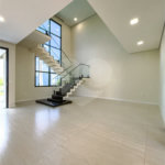 Indaiatuba - Condomínio Milano - Sobrado - 350 m² de terreno - 240 m² de área construída - 4 vagas de garagem, sendo 2 cobertas - Salas de estar e jantar integradas - 3 suítes com closet e varanda no pavimento superior - Escritório no térreo - Espaço gourmet com churrasqueira - Banheiro externo
