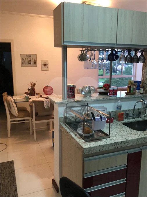 Apartamento em Bragança Paulista com 1 suíte, cozinha americana, varanda, 1 vaga garagem, área lazer com piscina e salão de festas