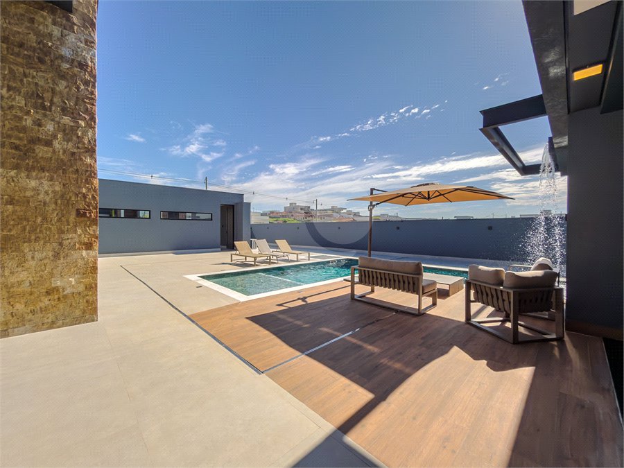 Indaiatuba - Quintas da Terracota - 1252 m² de terreno - casa térrea com 514 m² de área construída -3 vagas de garagem cobertas e 3 descobertas Lavabo - Sala de estar e jantar amplas e integradas - Escritório privativo - Cozinha toda equipada com geladeira, forno, micro-ondas, lava-louças,