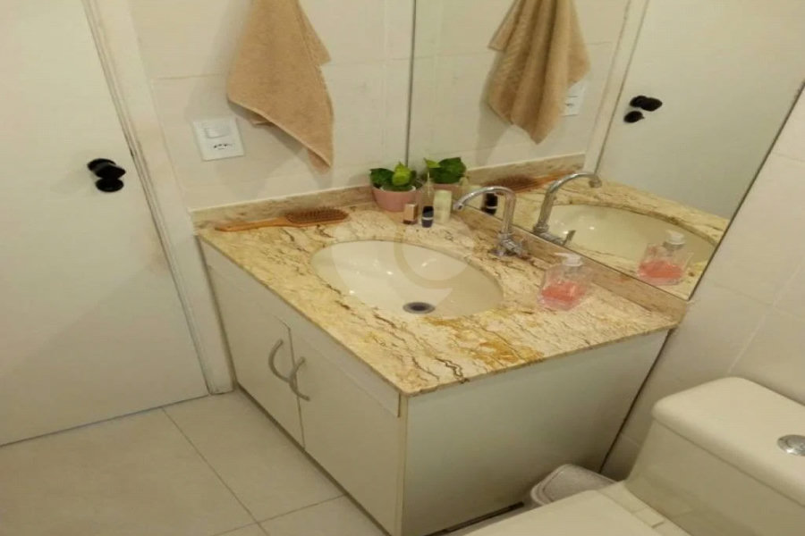Lindo apartamento, muito bem conservado, com bom espaço interno.