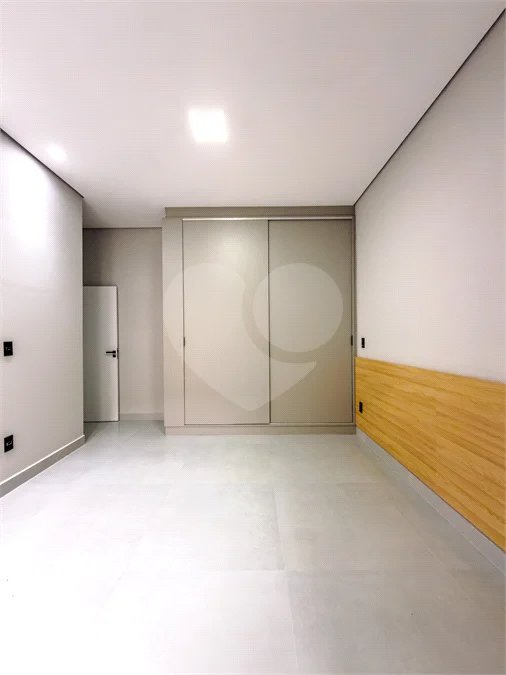 Indaiatuba - Jardim Bom sucesso - Área total: 150m² - Área construída: 115m² - 3 dormitórios sendo 1 suíte com armário planejado;Sala para dois ambientes; Banheiros com box gabinetes e espelhos; Área gourmet com churrasqueira a carvão e móveis planejados; Lavanderia coberta; Ar condicionado na sala