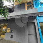 Prédio Comercial com 300m² , 3 pavimentos , refeitório , 2 banheiros , à venda no Brás.
