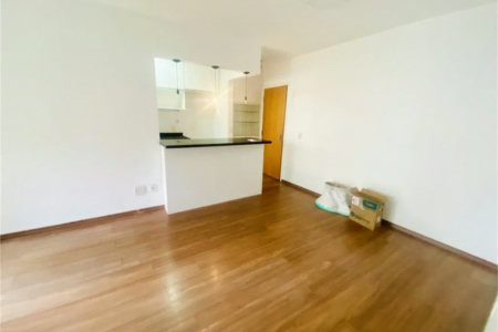 Apartamento com 2 dormitórios , uma suíte e 2 vagas cobertas . Excelente Valor