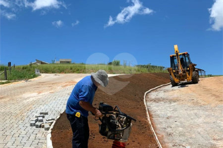 Terreno em Joanópolis com 1.000 metros, condomínio fechado com portaria e segurança, pronto para construir